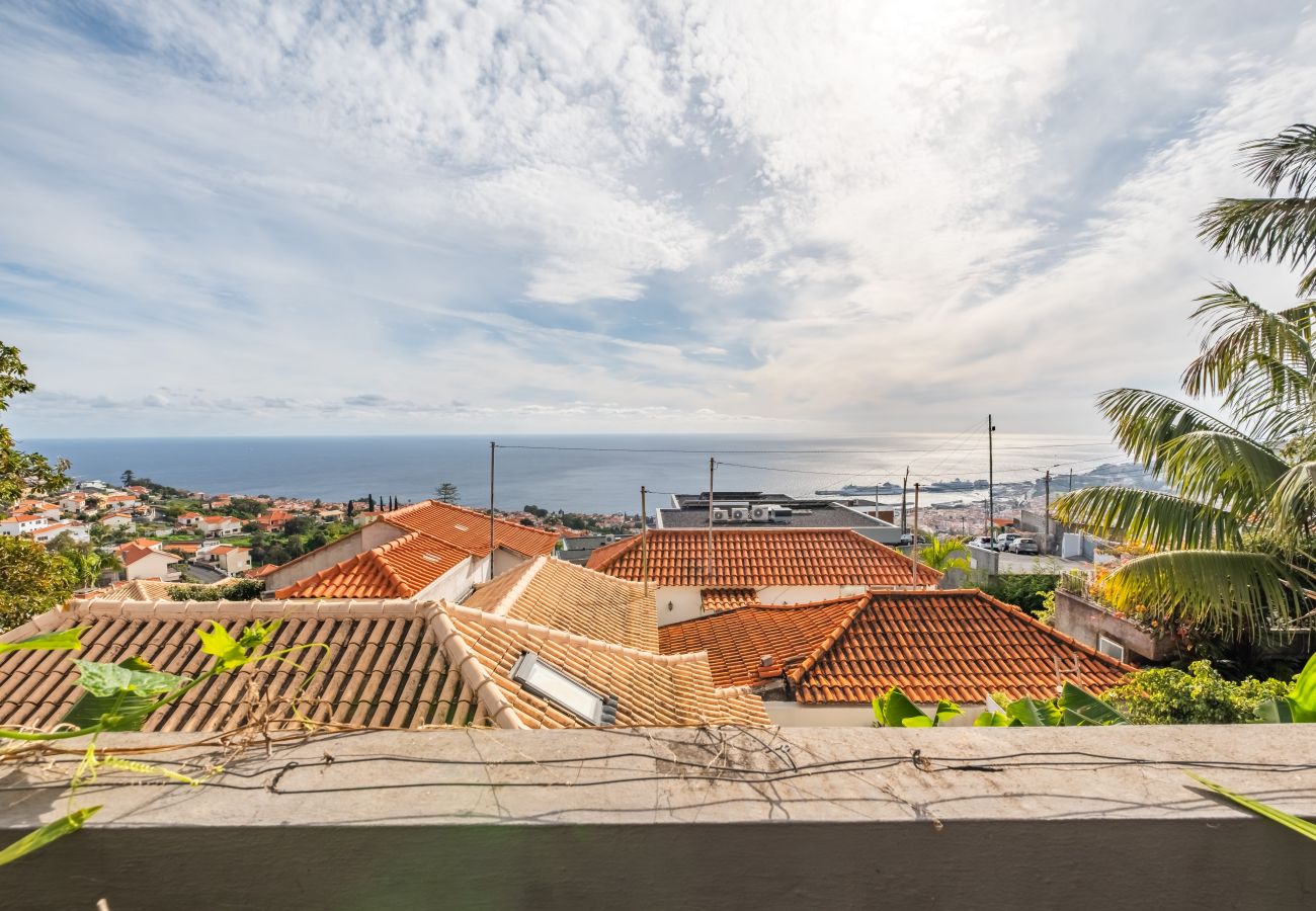 Apartamento em Funchal - Botanical Bliss with Ocean Views