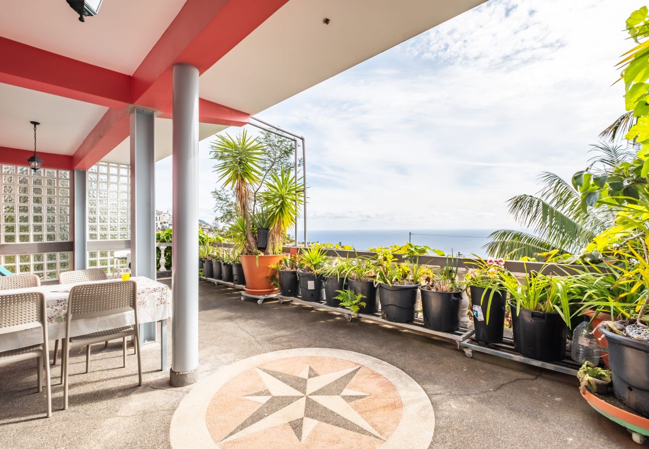 Apartamento em Funchal - Botanical Bliss with Ocean Views